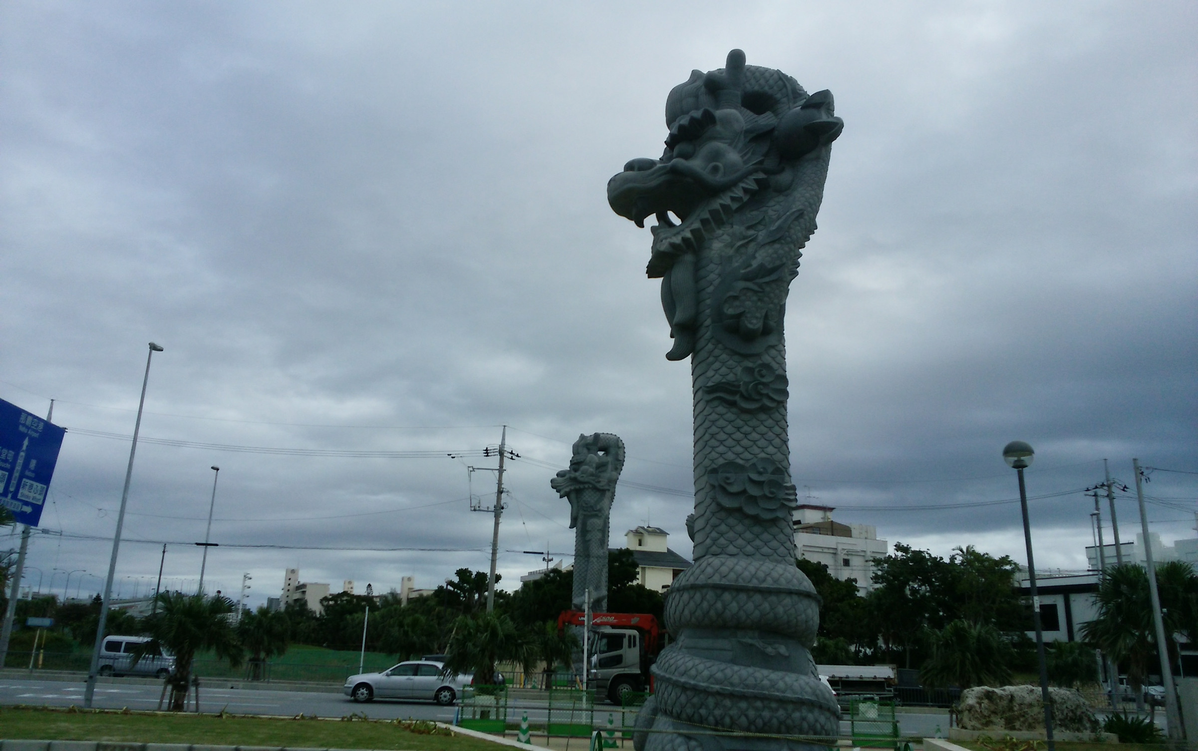 沖縄、那覇市の龍柱です。石材部分の組立責任者をしました。