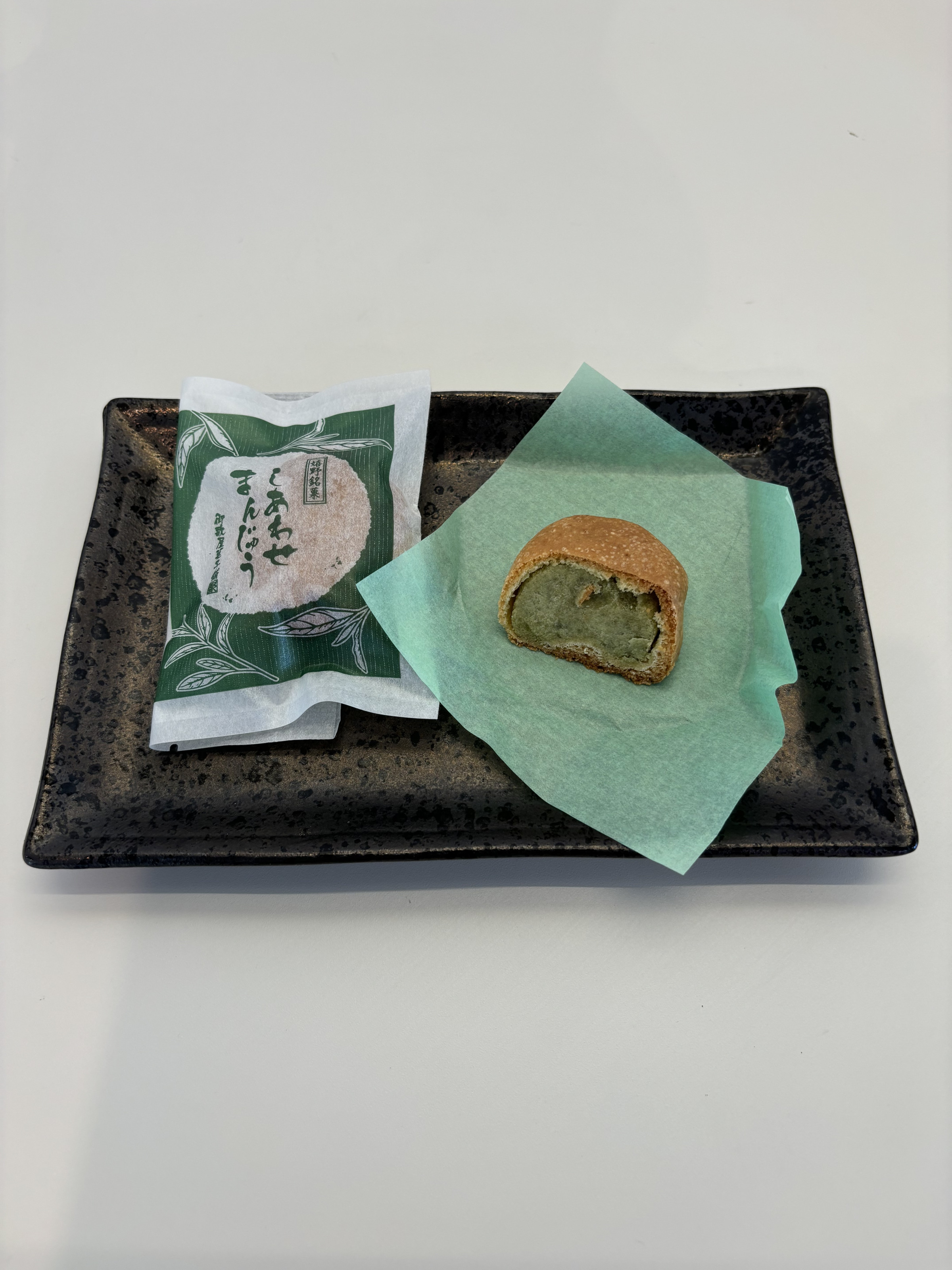 しあわせまんじゅう1個130円　抹茶あん入りの焼きまんじゅうです