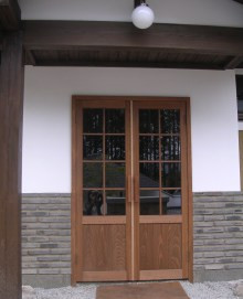 玄関ドア(材料：杉　自然柿渋塗装)
