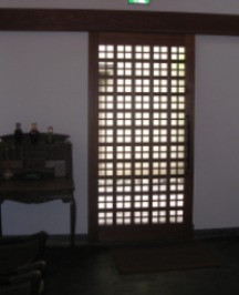 玄関ドア（材料：杉　自然柿渋塗装)