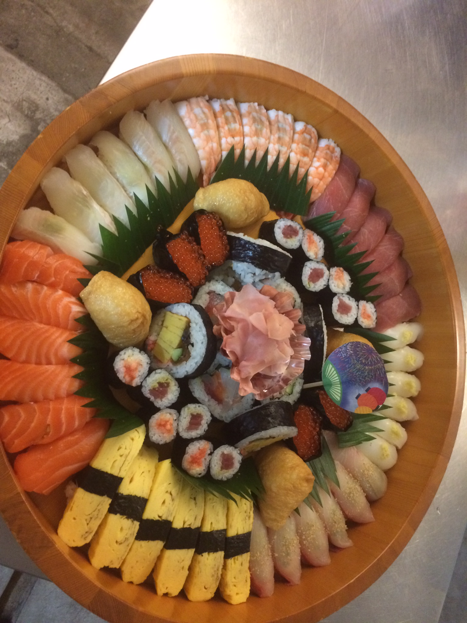 見ても美味しい、食べても美味しい。お寿司の盛り合わせは食卓を明るく致します。