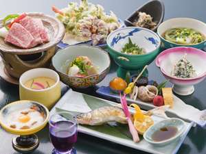 自慢の四季会席をお部屋で