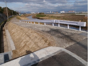 堤防取付道路工事