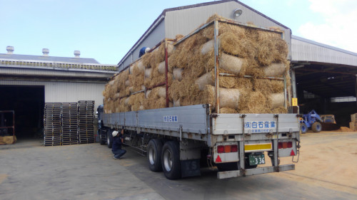 九州をはじめ全国の畜産農家へ高品質な佐賀県産稲ワラを自社便で配達します。
