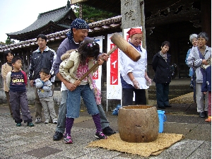 城端別院山門前でのふるまい餅つきの様子