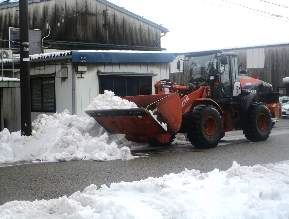 組合内企業の「ハリタ金属(株)」に、組合内道路除雪して貰いました
