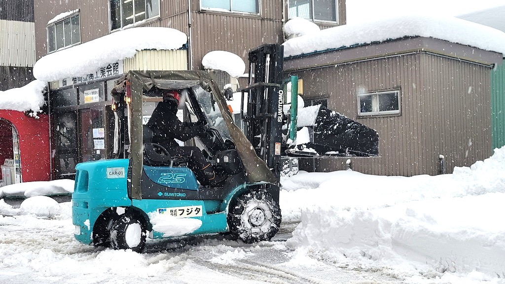 2/5，昨日から続く雪で積雪30㎝位に