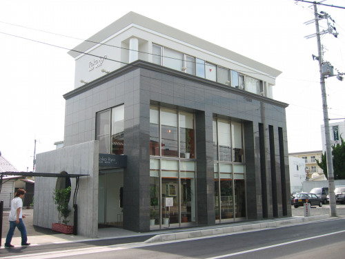 店舗併用住宅（理容店）の新築工事の設計の仕事をさせて頂きました。