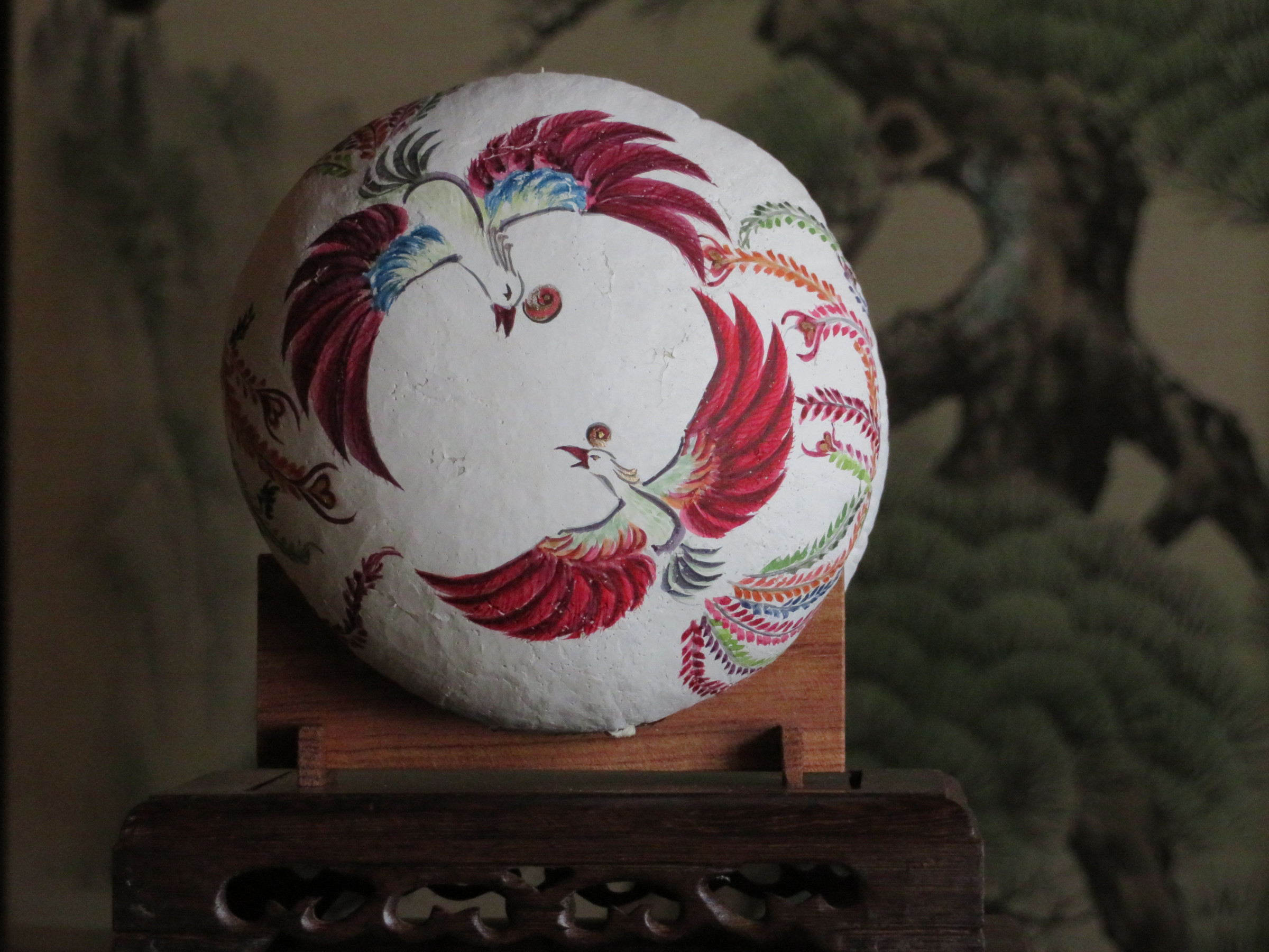 游達作　鹿革游達飾鞠　「鳳凰」　伝統工法による手鞣鞠に、有彩墨で表現しています。約12ｃｍ丸　収納箱付き　300,000円