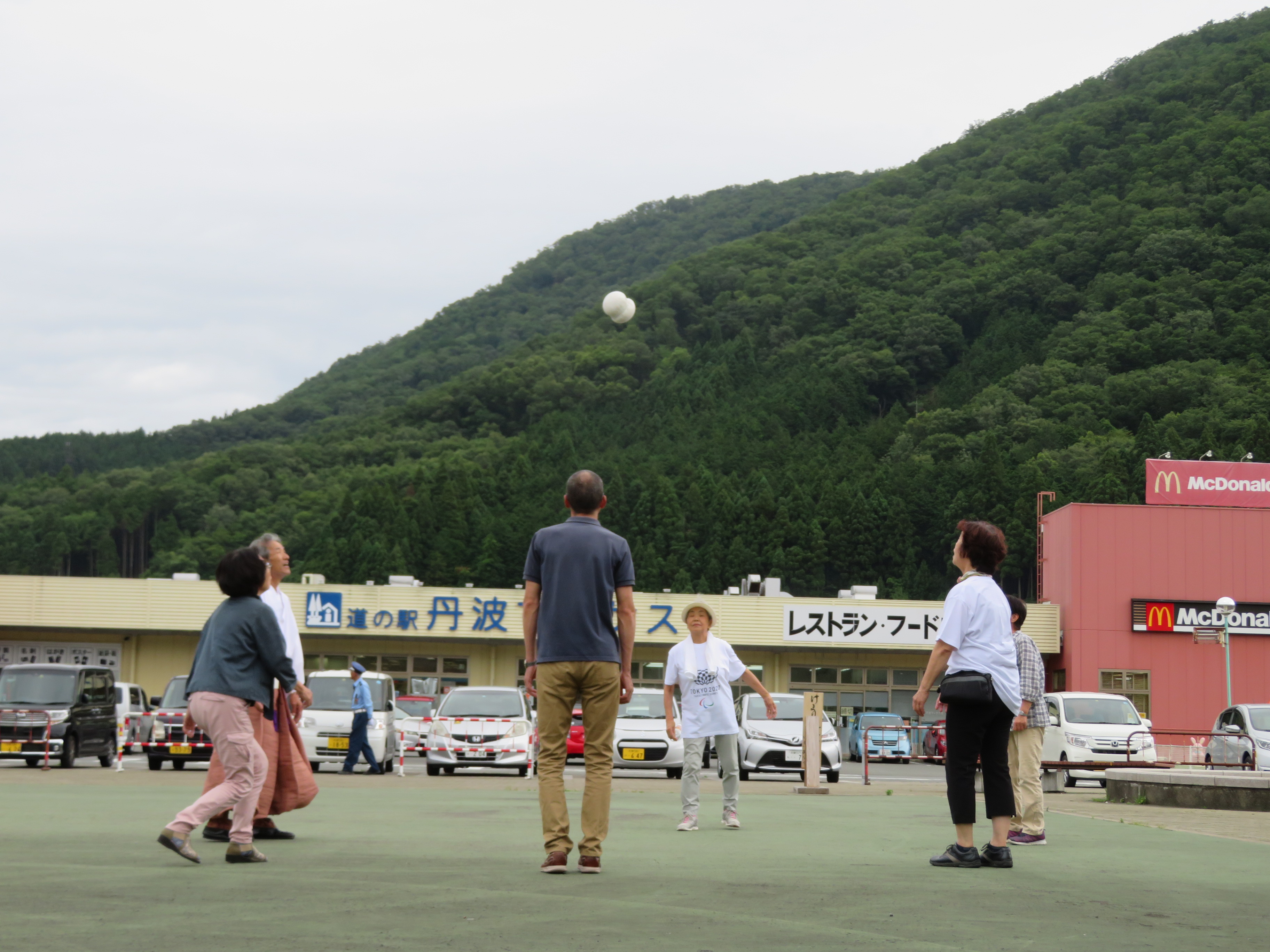 気軽に楽しく!!!　日本の伝統文化　「KEMARI」体験会の第一回目(7月6日)美女山を背景にして開催しました。