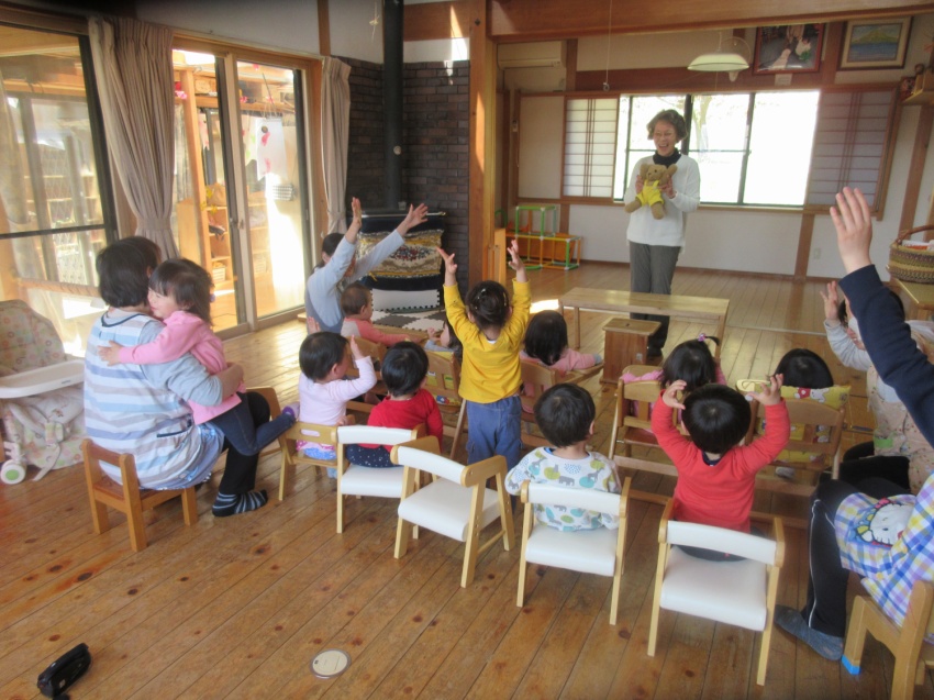 少人数ならではの丁寧な保育を心がけます（手遊びの会）