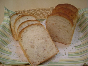 ライ麦独自の酸味を抑え食べやすいパンに仕上げました。