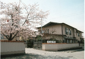 店舗外観。春は満開の桜がお出迎えいたします。