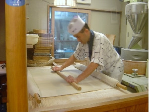 石臼挽自家製粉したそば粉で蕎麦打ちをして居ります。