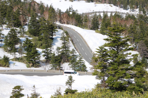 志賀草津高原ルート(国道292号線)の4月、残雪が沿道に残り、国道最高地点へ ‥‥!
