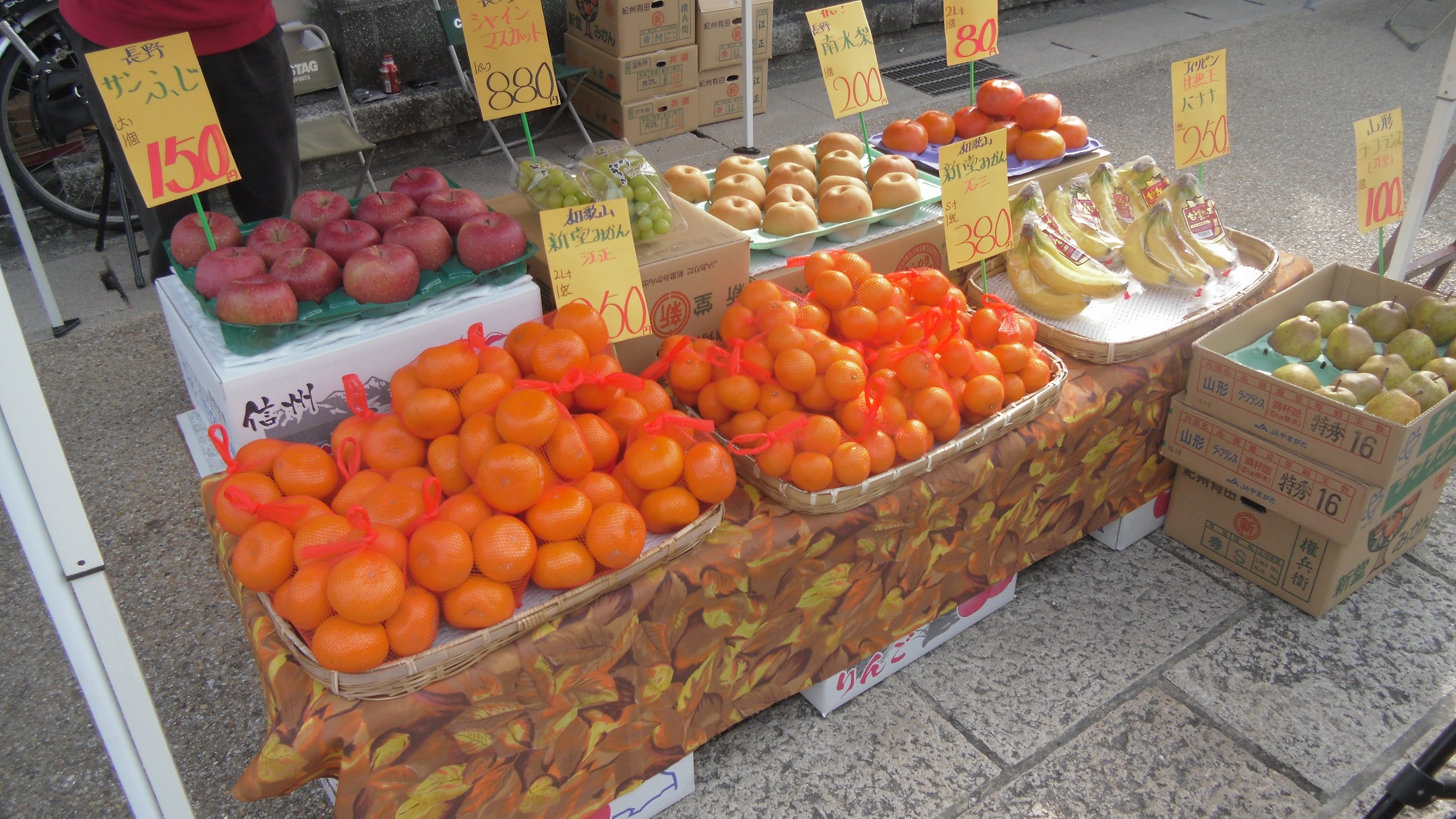 地元の果物店、嶌小商店さんが、旬の果物をたくさん出品！