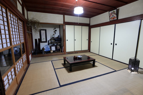 和室では蒲団を敷くと4名。ベッドルームと合わせて最大6名宿泊可能です。