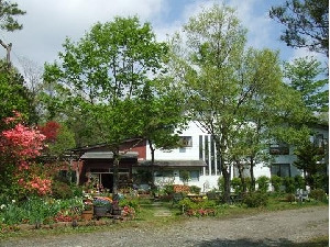 春の本館外観写真です。