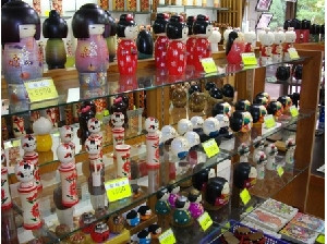 店内に並ぶさまざまなこけし