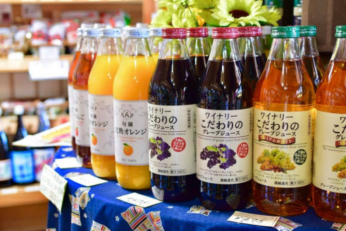 店主おすすめのジュースやお菓子なども取り揃えております。