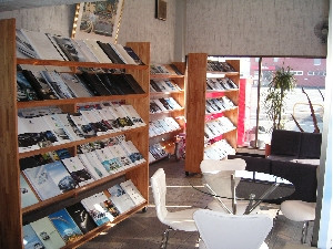 国産各社新車カタログ展示