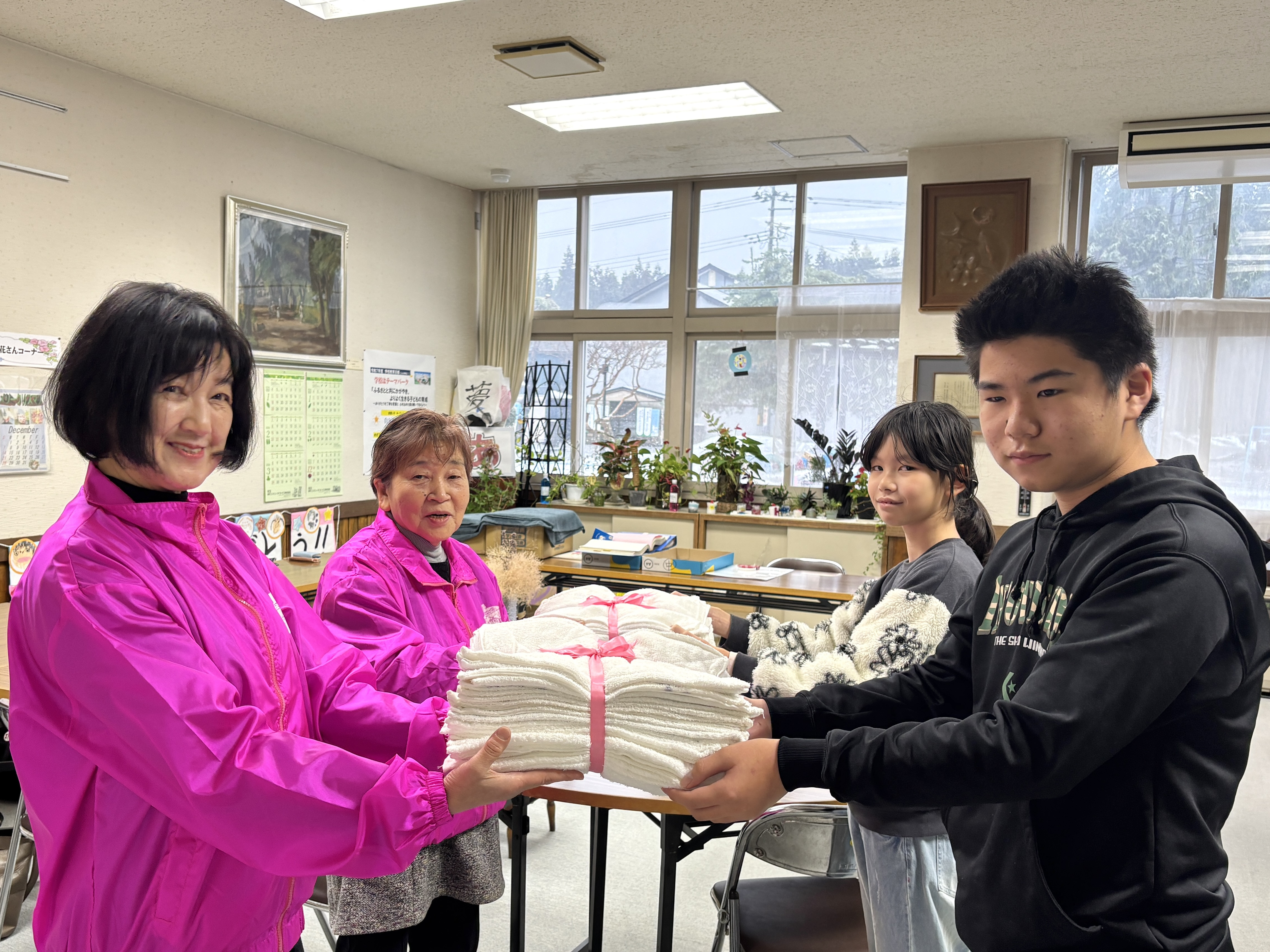 【女性部】大館市立西館小学校へ手作り雑巾を寄贈しました