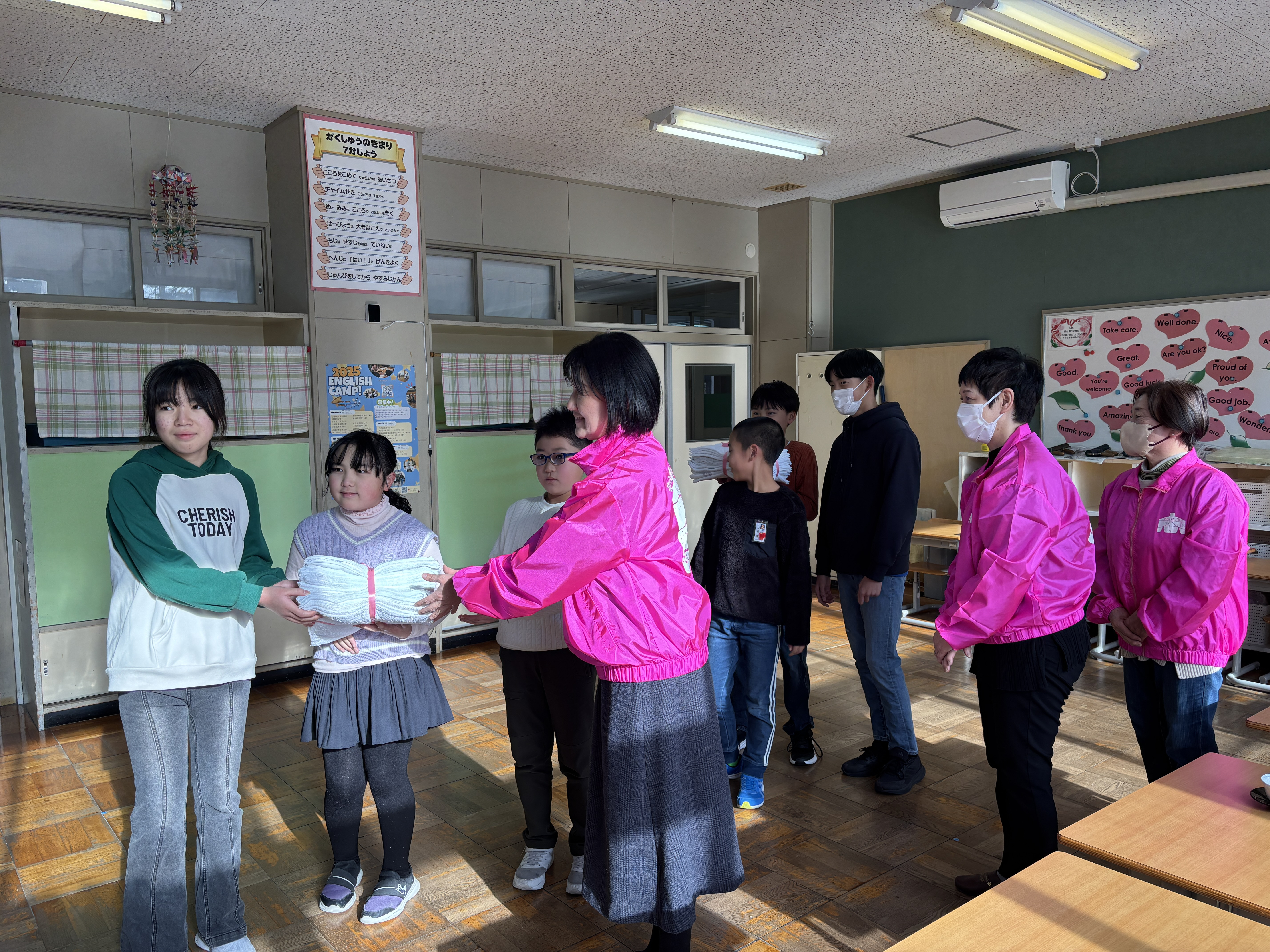 【女性部】大館市立東館小学校へ手作り雑巾を寄贈しました