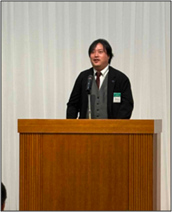 053（写真）佐藤部長.png