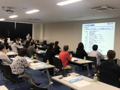 03_ニプロの研修室でレクチャーを受ける参加者.JPG