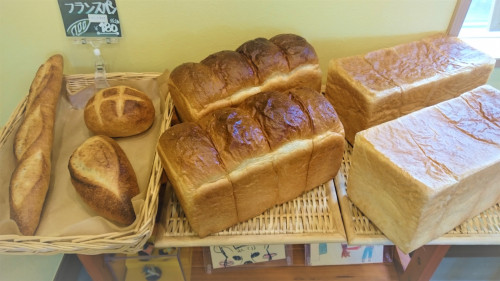左・フランスパン180円　　　　中・ゆだね食パン260円　　　　右・なかだね食パン280円