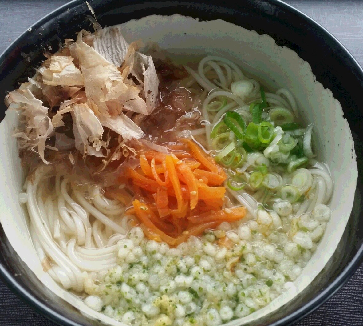 「津久井城釜揚うどん」　熱～い一杯です　画像は人参きんぴら乗せです
