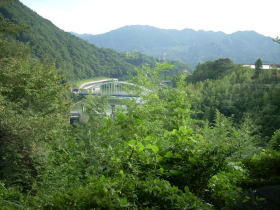 窓に広がる相模湖大橋の絶景