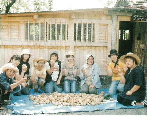 ほほえみの会　市民農園でジャガイモを収穫