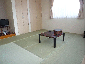 ゆっくりと田舎町でおくつろぎいただく為に、シンプルな和室をご用意させていただきます。