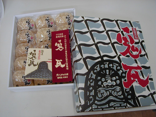 鬼瓦もなか箱入り.jpg