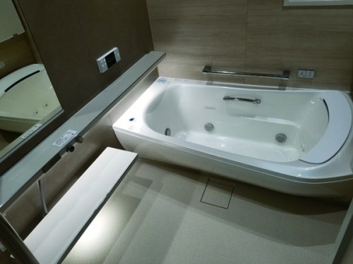 肩湯、灯りの調整や室温の調整までじっくり研究されたお風呂です。