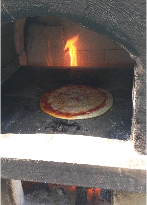 窯焼で焼くピザ