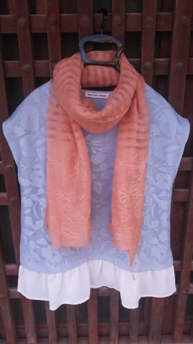 ベンガラ染ストールです。当店の横にある工房でベンガラ染職人が1枚ずつ丁寧に手染めで染めています。　ベンガラ染は、紫外線カット効果があり、日射しによる色あせに強く、肌移りもとても良いので、ストールや帽子などが人気となっております。