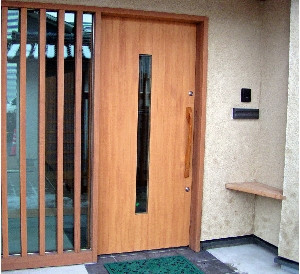断熱材を入れた木製玄関戸です。