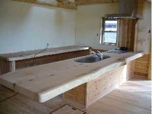 木製キッチン：1枚の木材を大胆に使用し、使い易さ手入れのし易さを追及して製作したｵｰﾀﾞｰﾒｲﾄﾞｷｯﾁﾝです。