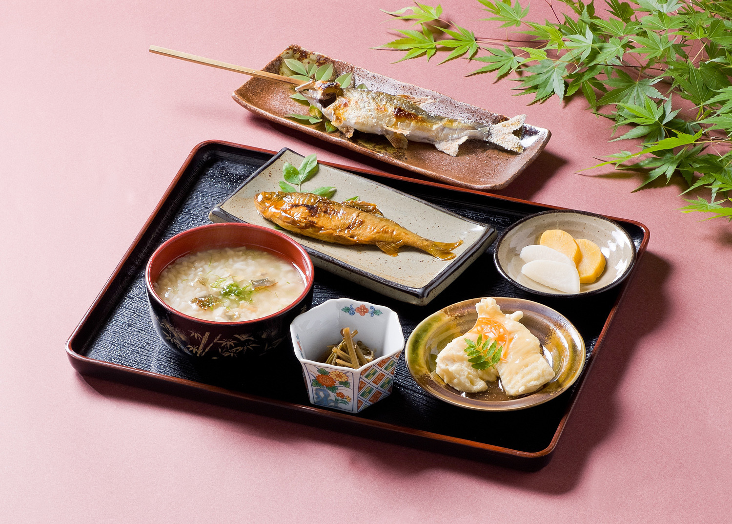 鮎や定食 日替り 子持ち鮎の塩焼き付き おかげ様で2５年 鮎料理専門店の鮎やです