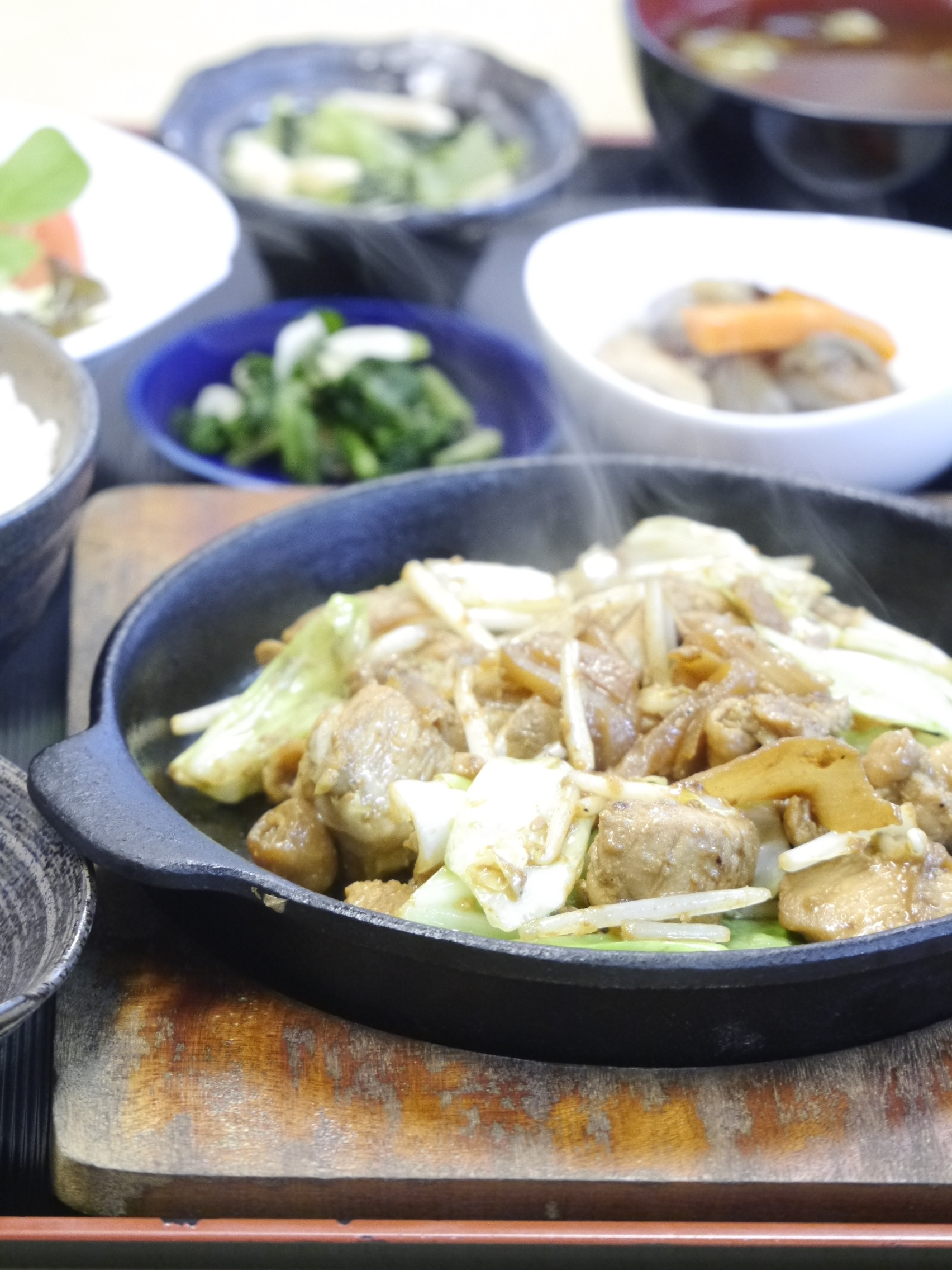 鶏ちゃん定食　　￥1,000（税込）野菜サラダ・小鉢・珍味・漬物・ごはん・味噌汁