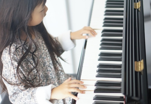 ピアノを弾く女の子.jpg