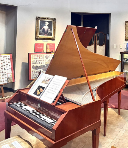 白鍵と黒鍵が反対のピアノ！？