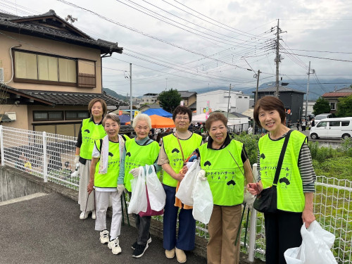 可燃ごみ・不燃ごみをわけるため2枚のごみ袋とトングを持って活動開始！.jpg