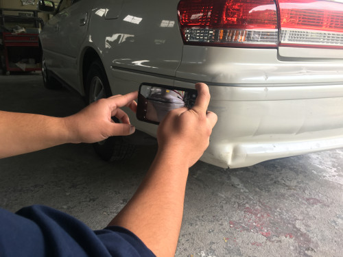 件名を見積もり希望で、破損部分がわかる写真を数枚送ってください。こちらから見積もりを連絡させて頂きます。