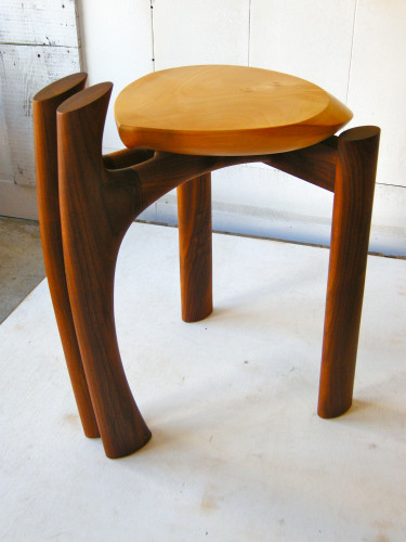 定番のtraystool。　後ろ姿も美しい。