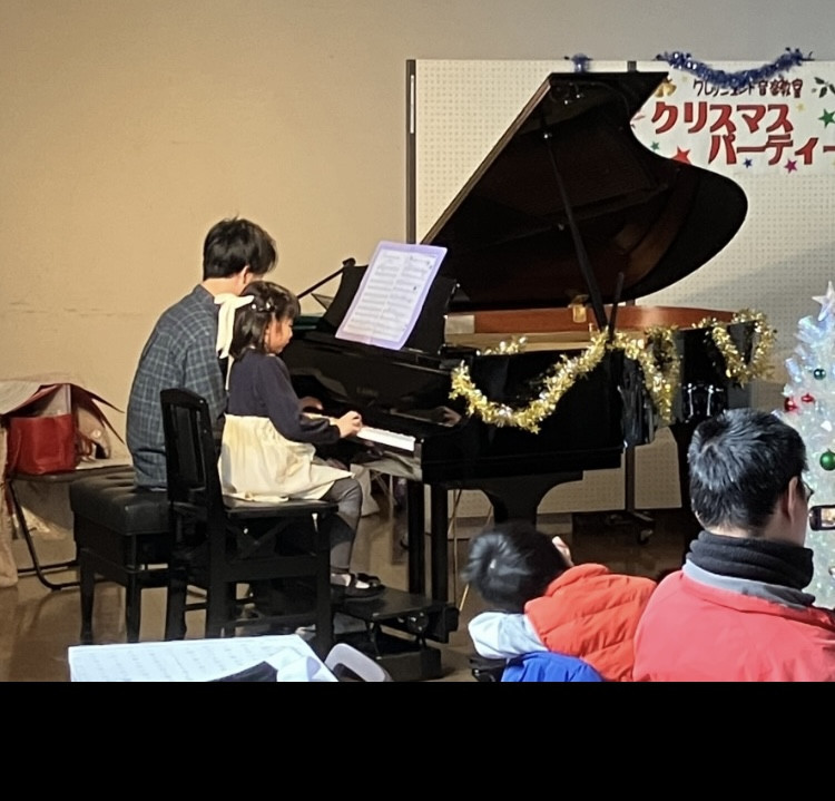 初めてのXmas party＆発表会でパパと一緒に『あわてんぼうのサンタクロース』をひいたよ🤶🎅