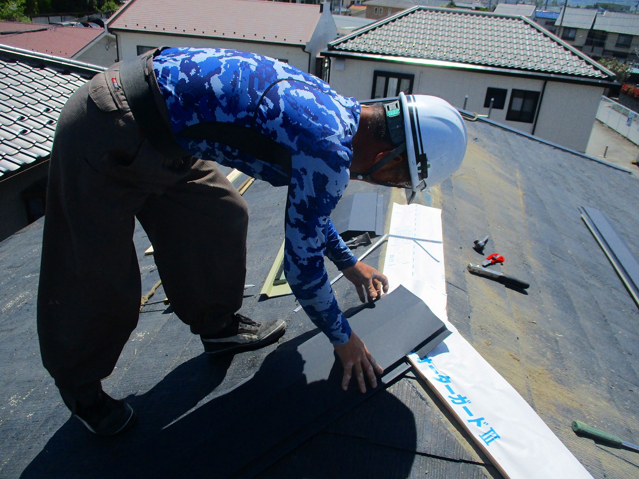 台風が去った後の修理も！屋根の棟板メンテナンス工事！