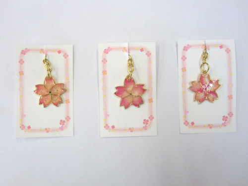 光によって色調が変化する桜の花びらをイメージした商品。